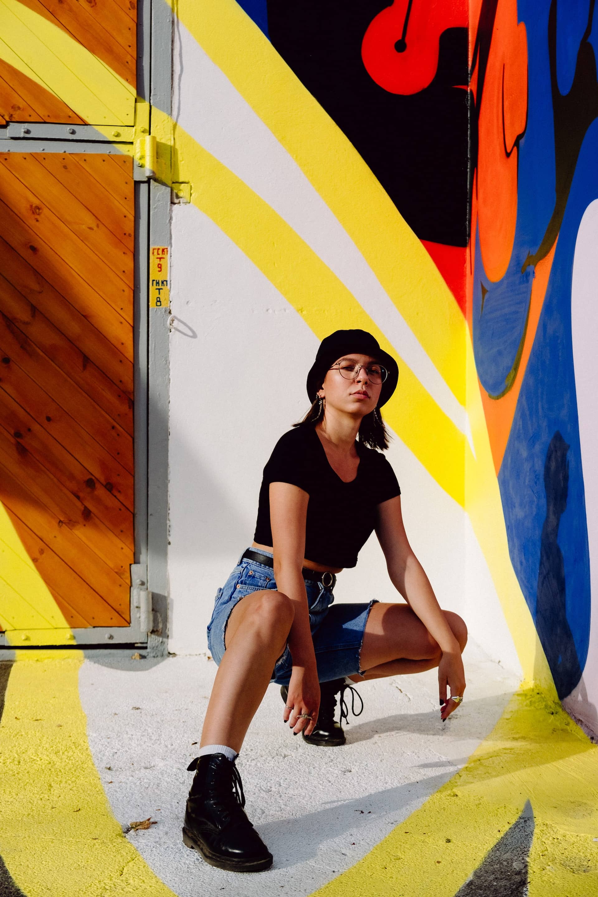 women with the sunglasses and the hat